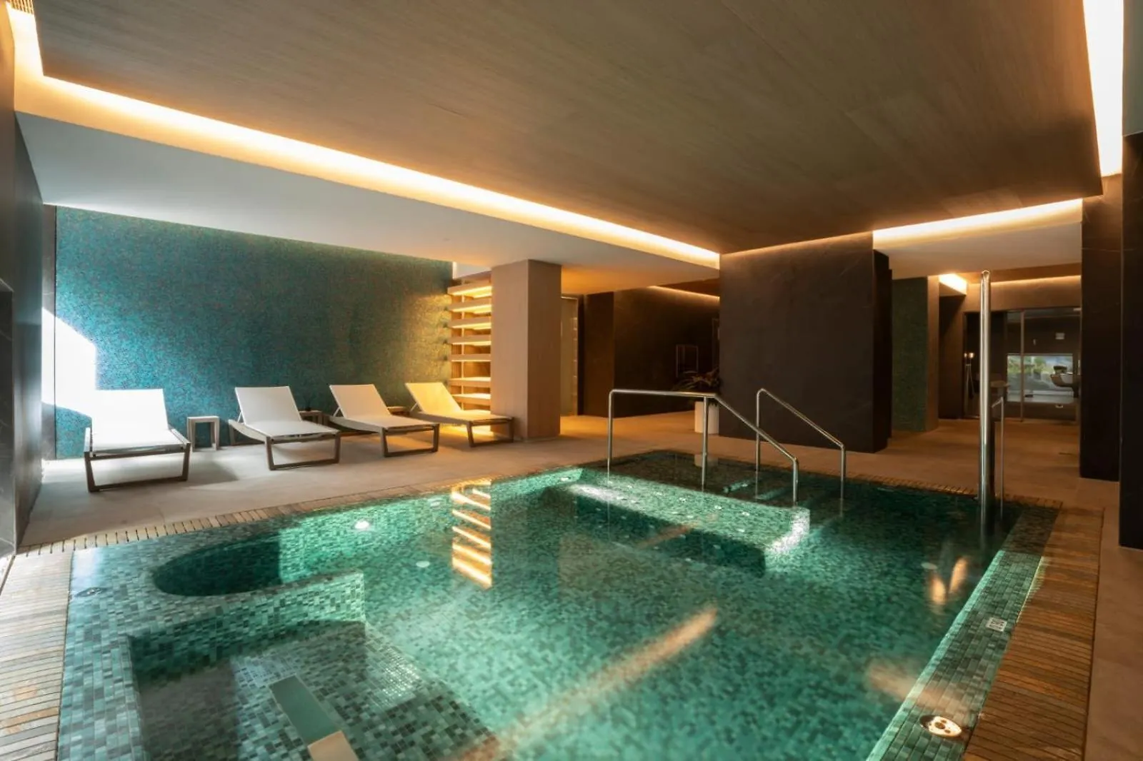 -Malagasunapts-Tower Living Sea Views Pool Gym Park Apartment
