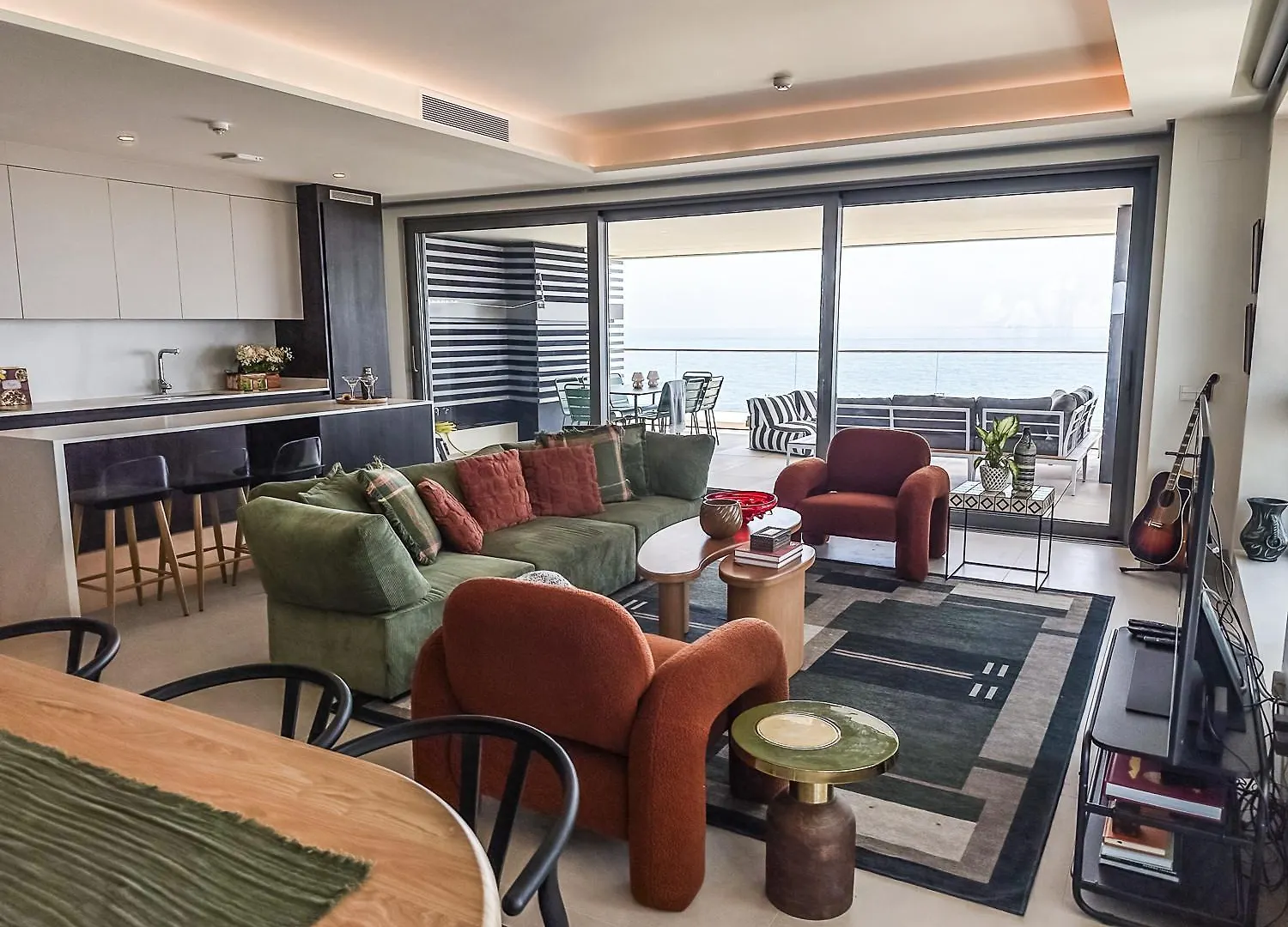 -Malagasunapts-Tower Living Sea Views Pool Gym Park Apartment