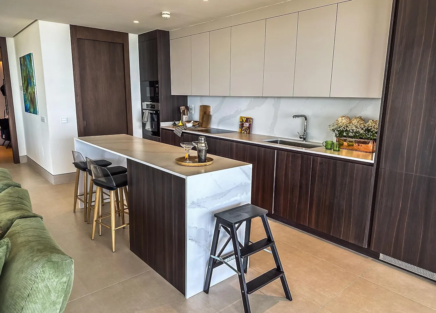 -Malagasunapts-Tower Living Sea Views Pool Gym Park Apartment